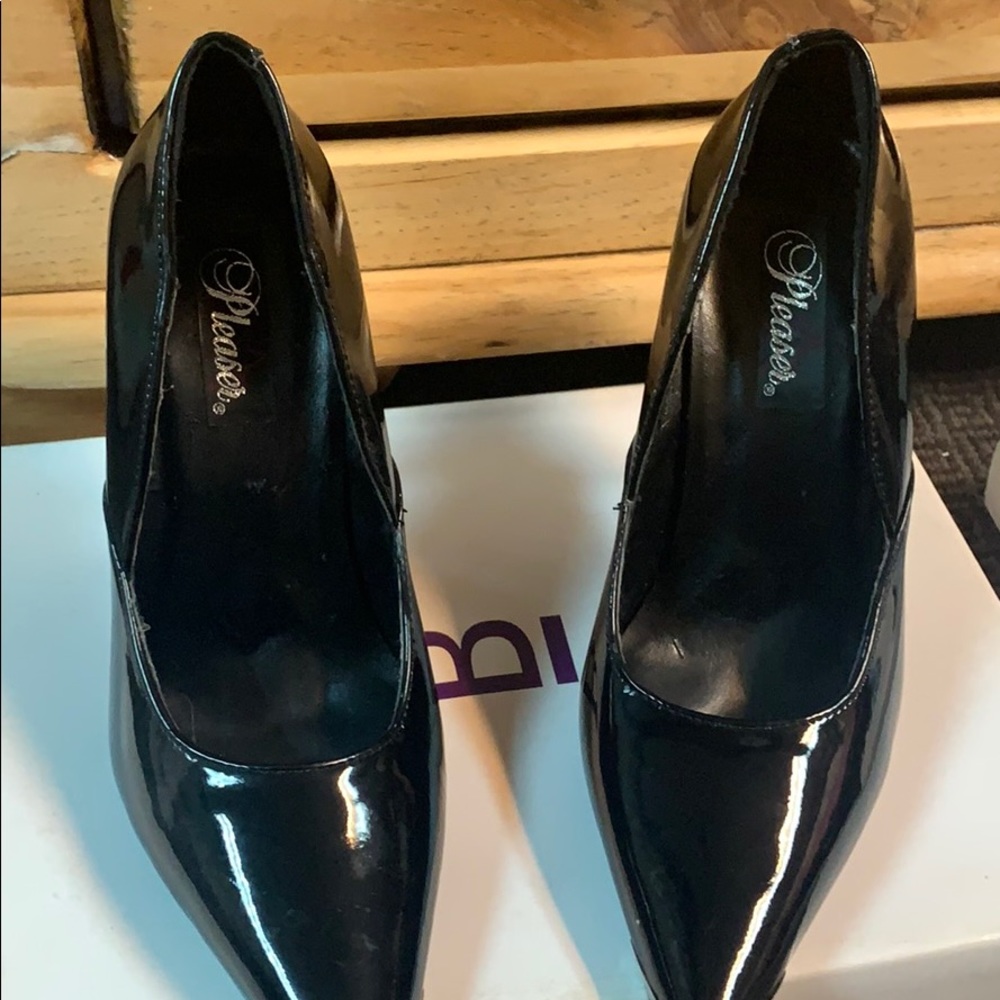 Vintage Black pointy heels.